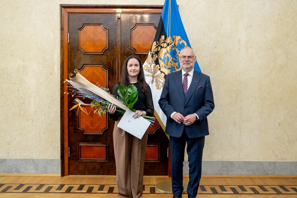 Noore IT-teadlase preemia laureaat Liisa Rätsep koos president Alar Karisega