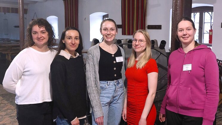 TÜMRI nooremteadurid geenitehnoloogia talveseminaril 2025. Pildil vasakult: Alicja Lewanczyk, Darja Vastšjonok, Analiis Veeremaa, Sandra Park ja Lea Ets.