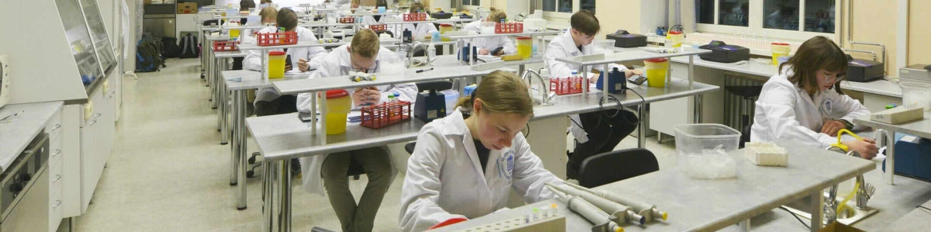 Bioloogiaolümpiaadi lõppvooru osalejad biokeemia ülesandeid tegemas